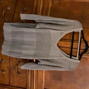 Excellent condition 3/4 sleeve Guess sweater.
